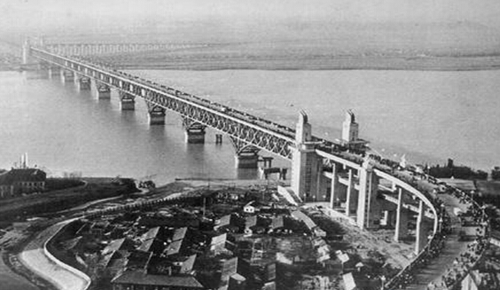 南京長江大橋是新中國橋梁建設(shè)的又一座里程碑