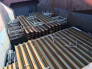 <a href=http://m.mtcshop.cn target=_blank class=infotextkey>新日鐵鋼板樁</a>卸船.jpg