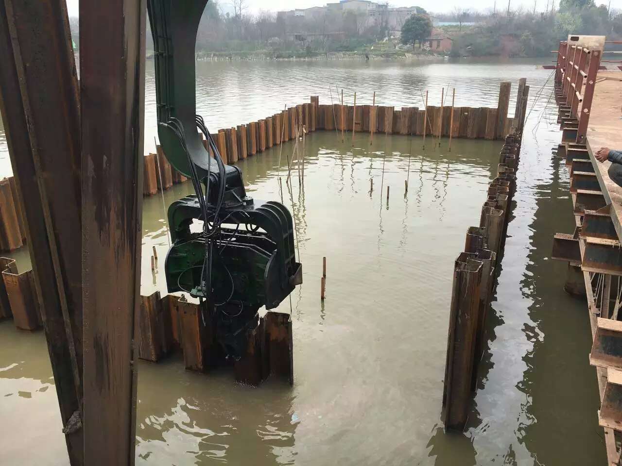  鋼板樁結(jié)構(gòu)原理在水利，水路工程的應(yīng)用