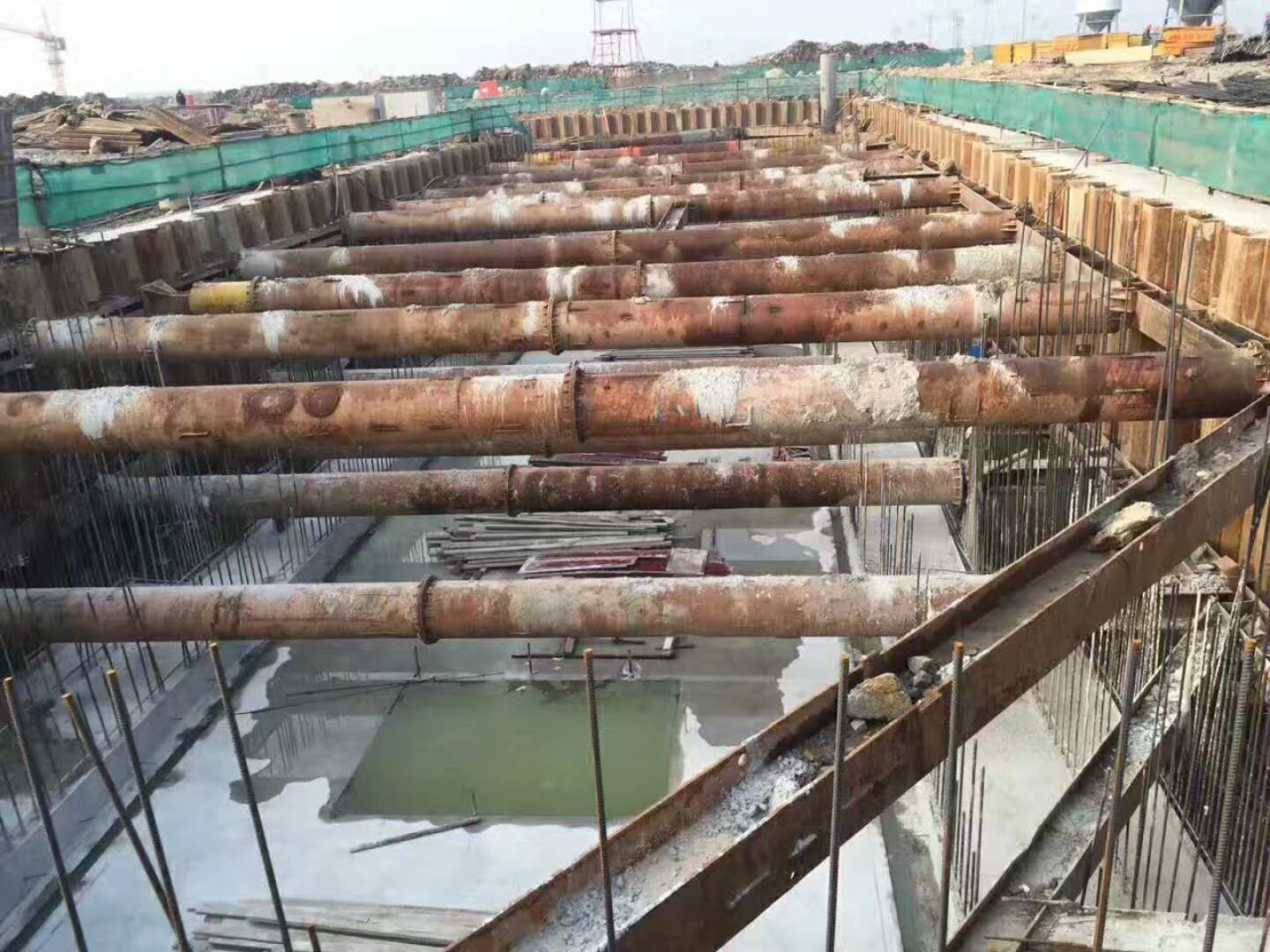 <strong> 鋼板樁坑外拉錨和坑內(nèi)支撐是如何操作的</strong>