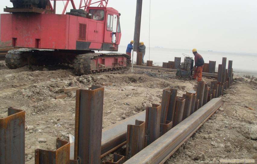 <strong>鋼板樁支護(hù)施工流程之基坑土方開挖</strong>