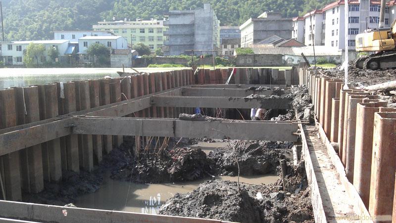 <strong>鋼板樁坑外拉錨和坑內(nèi)支撐是如何操作的</strong>